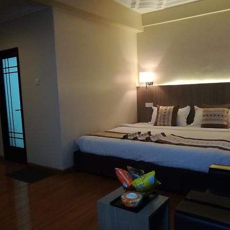 Golden Hill Hotel - Lashio Exterior foto